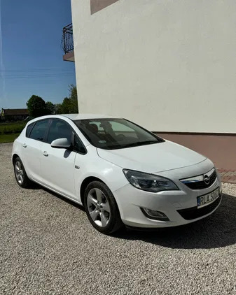 samochody osobowe Opel Astra cena 23500 przebieg: 161399, rok produkcji 2009 z Tłuszcz